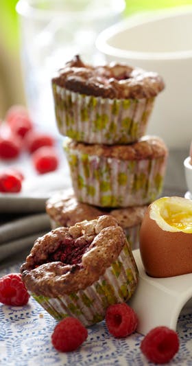 https://imgix.familiejournal.dk/media/websites/familiejournalen-dot-dk/website/2013/september/uge-37/mad/37-aeblehindbaermuffins-280.jpg