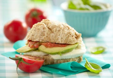 https://imgix.familiejournal.dk/media/websites/familiejournalen-dot-dk/website/2013/september/uge-37/mad/37-vegetarsandwich-362.jpg