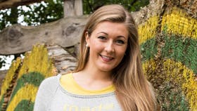 Strikket sweater med det sjove budskab "made by me" på forstykket