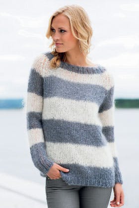 Gratis strikkeopskrift: Tværstribet strikket sweater til hende
