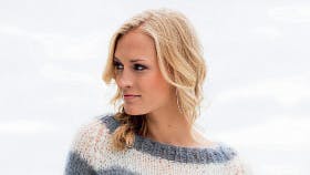 Gratis strikkeopskrift: Tværstribet strikket sweater til hende
