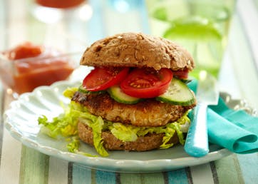 https://imgix.familiejournal.dk/media/websites/familiejournalen-dot-dk/website/2013/september/uge-38/mad/38-vegetarburger-med-chili-362.jpg