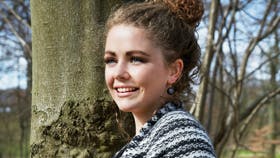 Strikket sjal i fint stribemønster med tætte striber forneden