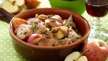 Smagsfuld mørbradgryde med æbler og svampe