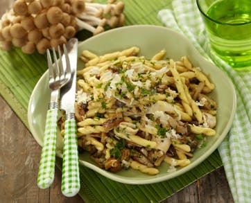 https://imgix.familiejournal.dk/media/websites/familiejournalen-dot-dk/website/2013/september/uge-39/mad/39-pasta-med-boegehatte-og-skaldyr-362.jpg
