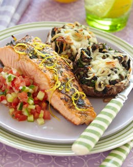 Low carb-laksefilét med mozarella-gratinerede portobellosvampe