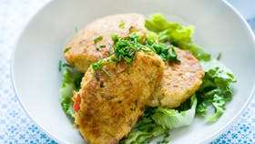 Thai inspirerede fiskefrikadeller med koriander