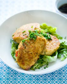 Thai inspirerede fiskefrikadeller med koriander