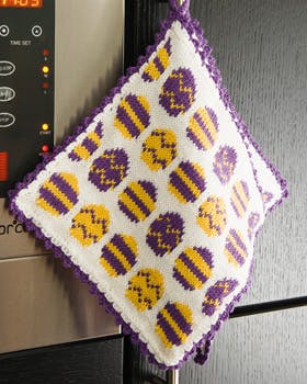 Strikkede grydelapper med søde og farverige påskeæg