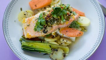 https://imgix.familiejournal.dk/media/websites/familiejournalen-dot-dk/website/2014/april/uge-14/slank/14-appelsinmarineret-laks-med-cashewnoedder-og-groensager-362.jpg