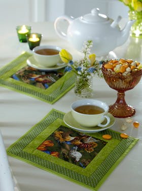 https://imgix.familiejournal.dk/media/websites/familiejournalen-dot-dk/website/2014/april/uge-15/haandarbejde/15-daekkeserviet280.jpg
