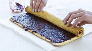 Kaloriefattig påske-roulade med æblemos og marmelade