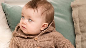 Strikket babyjakke