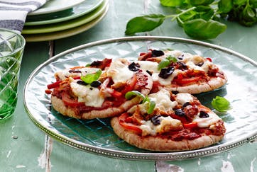 https://imgix.familiejournal.dk/media/websites/familiejournalen-dot-dk/website/2014/april/uge-16/mad/16-pita-pizzaer-362.jpg