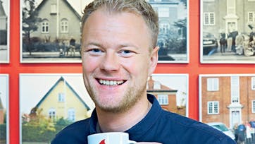 Christian er bloddonor, og koppen med teksten ?Giv blod? fik han, da han havde været turen igennem 25 gange.