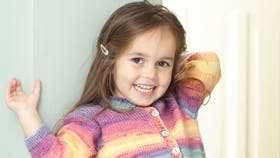 Strikkeopskrift: Regnbuestrik til spilopmagere