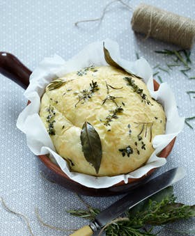 https://imgix.familiejournal.dk/media/websites/familiejournalen-dot-dk/website/2014/april/uge-17/mad/17-focaccia-med-krydderurter-280.jpg