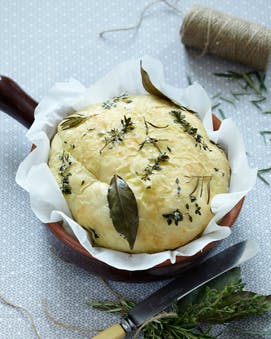 https://imgix.familiejournal.dk/media/websites/familiejournalen-dot-dk/website/2014/april/uge-17/mad/17-focaccia-med-krydderurter-280.jpg