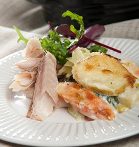 https://imgix.familiejournal.dk/media/websites/familiejournalen-dot-dk/website/2014/april/uge-17/slank/18-groensagsgratin-med-roeget-makrel-280.jpg