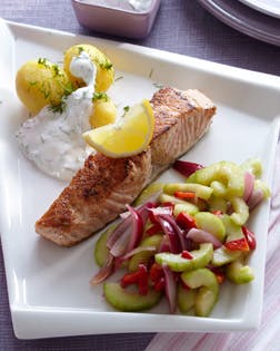 https://imgix.familiejournal.dk/media/websites/familiejournalen-dot-dk/website/2014/april/uge-18/mad/18-laks-med-sursoede-agurker-362.jpg