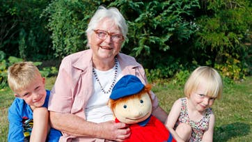 6-årige Rasmus og Karen Mathilde på 2 sammen med over-mormor Kirsten