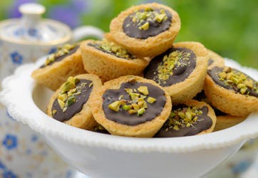 https://imgix.familiejournal.dk/media/websites/familiejournalen-dot-dk/website/2014/august/uge-32/mad/32-havrechoco362.jpg