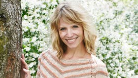 Strikket bluse med striber