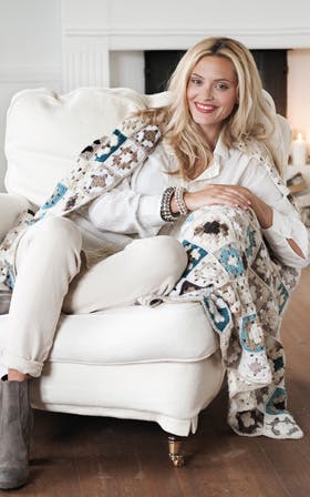 https://imgix.familiejournal.dk/media/websites/familiejournalen-dot-dk/website/2014/december/uge-49/haandarbejde/haeklet-taeppe280.jpg
