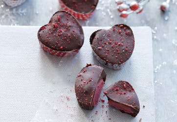 Chokolader formet som hjerter med hindbærfyld 