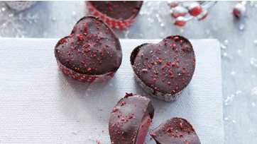 Chokolader formet som hjerter med hindbærfyld