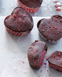 Chokolader formet som hjerter med hindbærfyld