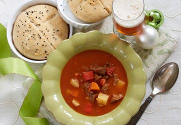 https://imgix.familiejournal.dk/media/websites/familiejournalen-dot-dk/website/2014/december/uge-49/mad/gullasch-suppe362.jpg