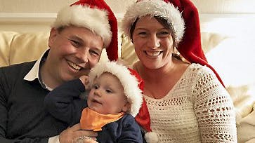 Mathias' tilstedeværelse i det lille hjem er med til at højne julehumøret betydeligt.