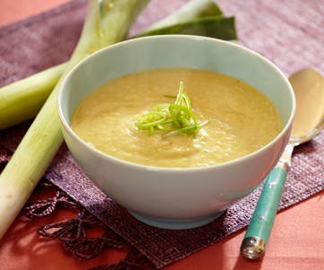 Porresuppe serveret i skål