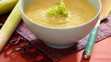 Porresuppe serveret i skål