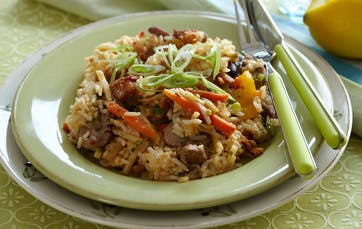 Stegte ris med and og grøntsager