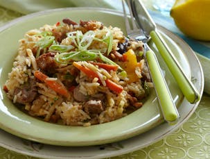 Stegte ris med and og grøntsager