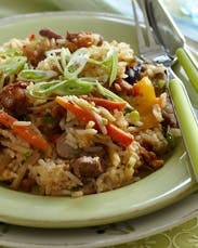 Stegte ris med and og grøntsager