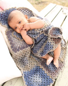 Baby i hæklet tæppe