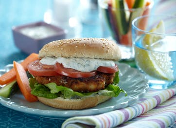 https://imgix.familiejournal.dk/media/websites/familiejournalen-dot-dk/website/2014/februar/uge-7/mad/07-fiskeburger-362.jpg