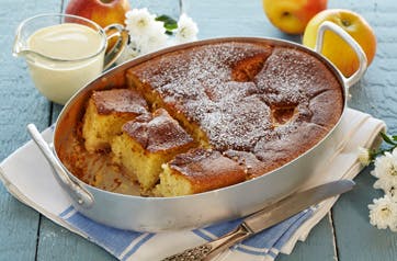 https://imgix.familiejournal.dk/media/websites/familiejournalen-dot-dk/website/2014/februar/uge-8/mad/08-mormors-aeblekage-362.jpg