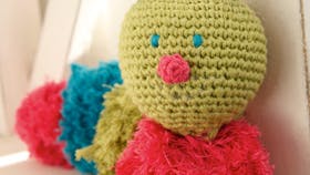 Hæklet kålorm med pomponer