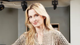 Strikket trøje med fine hulmønstre