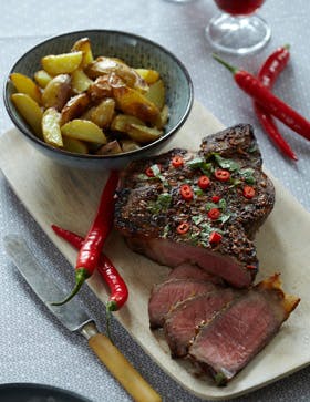 https://imgix.familiejournal.dk/media/websites/familiejournalen-dot-dk/website/2014/februar/uge-9/mad/09-praeriesteak-280.jpg