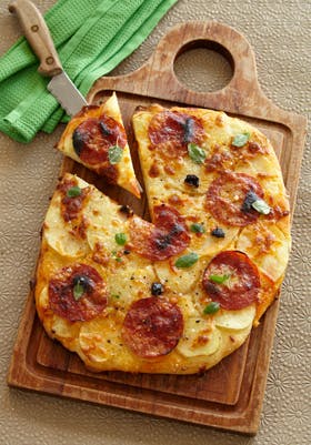 https://imgix.familiejournal.dk/media/websites/familiejournalen-dot-dk/website/2014/januar/uge-1/mad/01-kartoffelpizza-med-chorizo-280.jpg