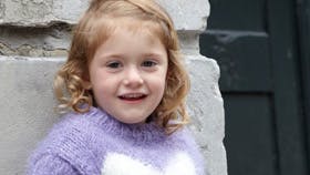 Dejlig blød pigebluse med sommerfugl