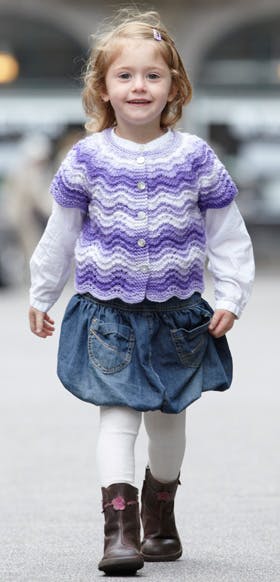 https://imgix.familiejournal.dk/media/websites/familiejournalen-dot-dk/website/2014/januar/uge-2/haand/02-stribet-pigebluse280.jpg