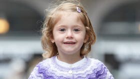 Strikket pigevest i fine farver