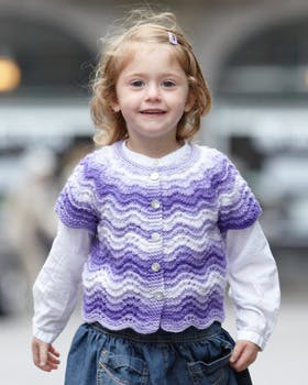 https://imgix.familiejournal.dk/media/websites/familiejournalen-dot-dk/website/2014/januar/uge-2/haand/02-stribet-pigebluse280.jpg