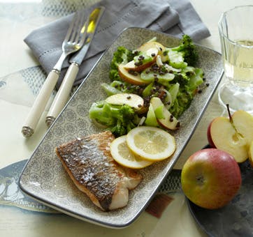 https://imgix.familiejournal.dk/media/websites/familiejournalen-dot-dk/website/2014/januar/uge-2/mad/02-skindstegt-kulmule-med-broccolisalat-362.jpg